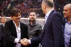 Ιστορική στιγμή: Οι Αγγελόπουλοι πήγαν και χαιρέτησαν τον Γιαννακόπουλο (vid)