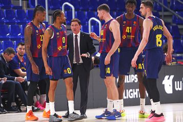 Προβληματισμένος ο Πασκουάλ: «Μας συμβαίνουν πολλά μαζί, όλα είναι στους ώμους μου» - Τι είπε για μεταγραφές