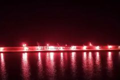 Φαντασμαγορική ατμόσφαιρα στο λιμάνι της Καλαμάτας για την άνοδο της «Μαύρης Θύελλας» (vid)