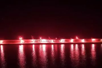 Φαντασμαγορική ατμόσφαιρα στο λιμάνι της Καλαμάτας για την άνοδο της «Μαύρης Θύελλας» (vid)