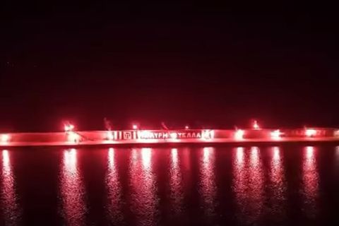 Φαντασμαγορική ατμόσφαιρα στο λιμάνι της Καλαμάτας για την άνοδο της «Μαύρης Θύελλας» (vid)