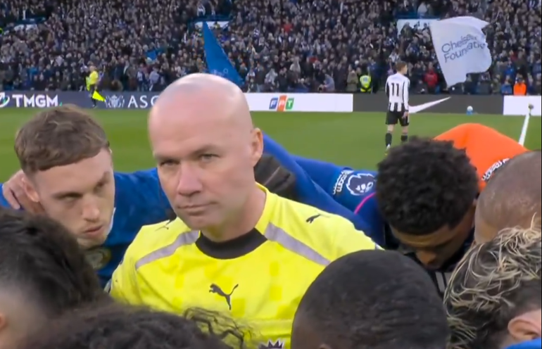 Οι παίκτες της Τσέλσι «εγκλώβισαν» σε κύκλο τον διαιτητή που κοιτούσε αμήχανα (vid)