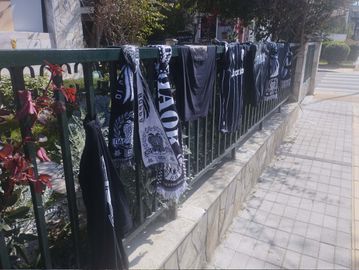 Συγκίνηση στο σημείο της δολοφονίας του 20χρονου οπαδού του ΠΑΟΚ: Λουλούδια και κασκόλ στο σημείο της επίθεσης (gallery & vid)
