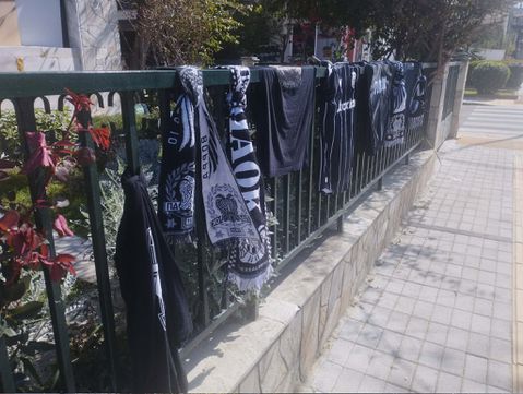 Συγκίνηση στο σημείο της δολοφονίας του 20χρονου οπαδού του ΠΑΟΚ: Λουλούδια και κασκόλ στο σημείο της επίθεσης (gallery & vid)