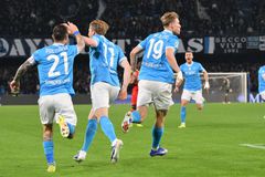 Η Νάπολι έκανε την ανατροπή επί της Λέτσε και πλησίασε σε απόσταση αναπνοής τη Μίλαν