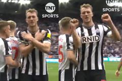 Ο συγκινητικός πανηγυρισμός του Νταν Μπερν κόντρα στην Τότεναμ που είναι αφιερωμένος στα παιδιά με προβλήματα ακοής