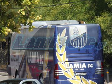 Επίθεση από αγνώστους με πέτρες στο πούλμαν της Λαμίας