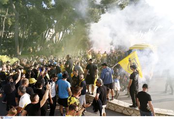 «Ντόπες» από τους οπαδούς της ΑΕΚ στους παίκτες πριν το ματς με Άρη (gallery)