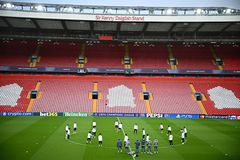 Ο φόρος τιμής των παικτών της Παρί στο μνημείο για τον Ζότα (pics & vid)