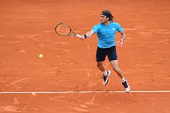 Διακόπηκε ο αγώνας του Τσιτσιπά στο Μόναχο - Πότε συνεχίζεται