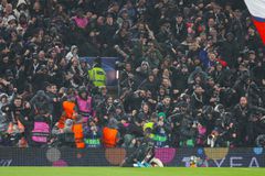 Η Λίβερπουλ σπατάλησε ευκαιρίες και ο Ντεμπελέ χάρισε την πρόκριση στην Παρί