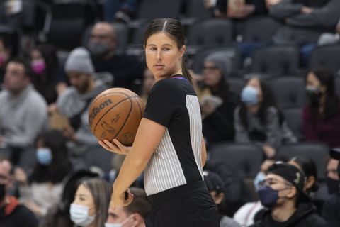 Η τρίτη γυναίκα διαιτητής σε playoffs του ΝΒΑ νόμιζε ότι έκανε λάθος, αλλά έγραψε ιστορία