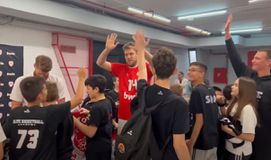 Ολυμπιακός: Ο κόσμος φώναζε «φέρτε μας το ευρωπαϊκό» και οι... viral πιτσιρικάδες συνάντησαν τον Βεζένκοφ και την παρέα του (vid)