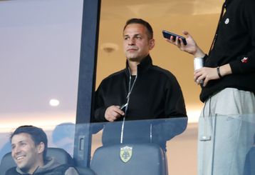 Η αγκαλιά του Ντέμη Νικολαϊδη με τον Ζούλιο Σέζαρ στις σουίτες της OPAP Arena (vid)