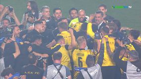 Η ομαδική αγκαλιά των παικτών της ΑΕΚ μετά τη λήξη του αγώνα