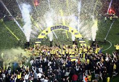 Η στιγμή που οι παίκτες της ΑΕΚ σήκωσαν το 13ο πρωτάθλημα και η «OPAP Arena» μετατράπηκε σε... ηφαίστειο (vid)