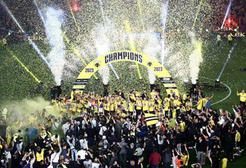 Η στιγμή που οι παίκτες της ΑΕΚ σήκωσαν το 13ο πρωτάθλημα και η «OPAP Arena» μετατράπηκε σε... ηφαίστειο (vid)