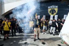 Παιδιά, οικογένειες, καπνογόνα και τραγούδια: Μια απέραντη «κιτρινόμαυρη» θάλασσα η OPAP Arena πριν το ΑΕΚ - Βόλος (vids+gallery)