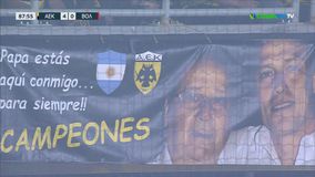 Το συγκινητικό πανό που απεικονίζει τον Ματίας Αλμέιδα αγκαλιά με τον πατέρα του