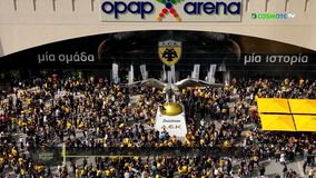 Φανταστική ατμόσφαιρα έξω από την «OPAP Arena» δημιουργούν οι φίλοι της ΑΕΚ