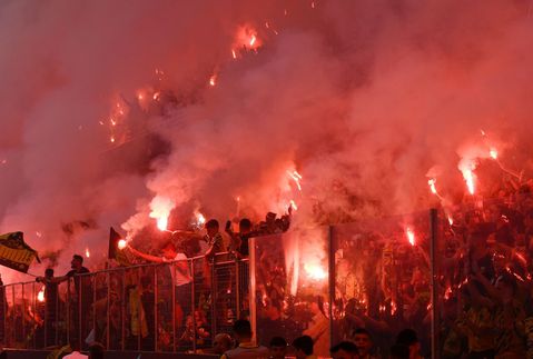 Νέο περιστατικό οπαδικής βίας: Επιτέθηκαν με καπνογόνο σε οπαδό της ΑΕΚ