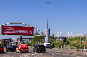 Το επικό τρολάρισμα των οπαδών της Λίβερπουλ στη Μάντσεστερ Γιουνάιτεντ λίγα μέτρα μακριά από το Old Trafford