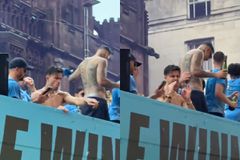 Η επική αντίδραση του Γκρίλις όταν αντίκρισε μία ωραία γυναίκα στους πανηγυρισμούς της Σίτι για το τρεμπλ (vid)