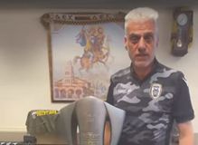 Ο δήμαρχος Ορεστιάδας υποδέχτηκε το τρόπαιο της ΑΕΚ με φανέλα του ΠΑΟΚ (vids)