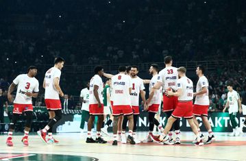 Αποθέωση στο ΣΕΦ από τον κόσμο του Ολυμπιακού