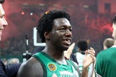 Το... τσαλακωμένο χαμόγελο του Κέντρικ Ναν - Η χαρά ήταν εκεί, τρία δόντια απουσίαζαν (pics)