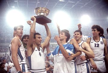 Η μέρα που γράφτηκε η πιο χρυσή σελίδα στην ιστορία του ελληνικού μπάσκετ (vids)