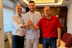 Ο Παπανικολάου υπέγραψε το νέο του συμβόλαιο με τον Ολυμπιακό παρουσία Αγγελόπουλων