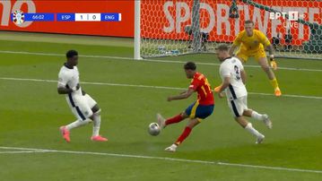 Δύσκολη επέμβαση του Πίκφορντ στο συρτό σουτ του Γιαμάλ