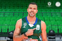 Ο Σλούκας ποζάρει με τη φανέλα του Παναθηναϊκού για το «Παύλος Γιαννακόπουλος»