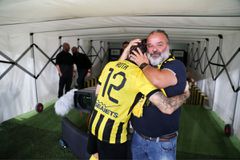 Ο Μάριος Ηλιόπουλος έγινε «ένα» με τους παίκτες της ΑΕΚ μετά την πρόκριση (gallery)