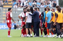 Μικρή ένταση στο Νάπολι-Ολυμπιακός, ο Κόντε μπήκε στον αγωνιστικό χώρο (pic)