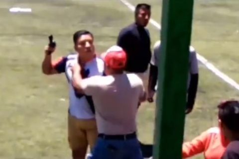 Σοκ στο Μεξικό: Άνδρας έβγαλε όπλο και απειλούσε την αντίπαλη ομάδα σε ματς ερασιτεχνικού πρωταθλήματος (vid)