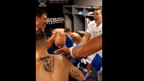 Σαμπάνιες, τραγούδια και μπουγέλο στον Σπανούλη στα αποδυτήρια της Ελλάδος (vid)