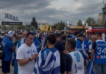 Τρέλα για μετάλλιο: Έλληνες και Φινλανδοί φίλαθλοι κατέκλυσαν τη fan zone (vid)