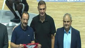 Ο Μπαρτζώκας χάρισε την επετειακή φανέλα του Ολυμπιακού στον Πρόεδρο της Κύπρου, Νίκο Χριστοδουλίδη (vid)