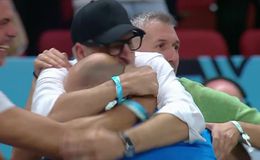 Η αγκαλιά του Σπανούλη με Παπαλουκά, Διαμαντίδη και Τσαρτσαρή στο τέλος του ματς