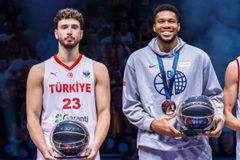 Ο Γιάννης δεν έδωσε το χέρι του στον Σενγκούν στο βραβείο της καλύτερης πεντάδας σύμφωνα με τα πλάνα της τηλεόρασης