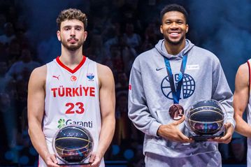 Ο Γιάννης δεν έδωσε το χέρι του στον Σενγκούν στο βραβείο της καλύτερης πεντάδας σύμφωνα με τα πλάνα της τηλεόρασης