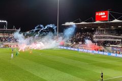 Οι Βόσνιοι διέκοψαν το παιχνίδι με το Λιχτενστάιν πετώντας φωτοβολίδες και παραλίγο να τραυματίσουν τον διαιτητή!