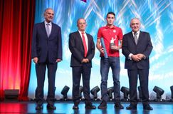 Ο Ολυμπιακός βραβεύτηκε από το ΕΕΑ για την κατάκτηση του Conference League