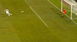 Απίθανη φάση: Ο Ίνγκασον έκανε πέναλτι, αλλά το γκολ του Τσαλχάνογλου από την άσπρη βούλα ακυρώθηκε για διπλή επαφή! (vid)