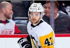 Καταχειροκροτήθηκε ο παίκτης χόκεϊ που έκοψε με το παγοπέδιλο τον λαιμό αντιπάλου του - «Δεν το ήθελε»