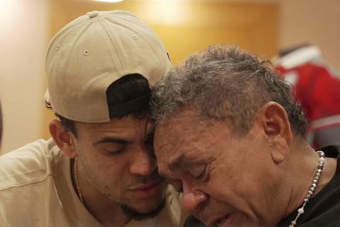 Συγκινητικές στιγμές στην επανένωση του Ντίας με τον πατέρα του μετά την απαγωγή