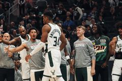 Μόνος του ο Αντετοκούνμπο έκανε τους Μπουλς να... παραδοθούν στο Μιλγουόκι και οι Μπακς επέστρεψαν στις νίκες (vids)