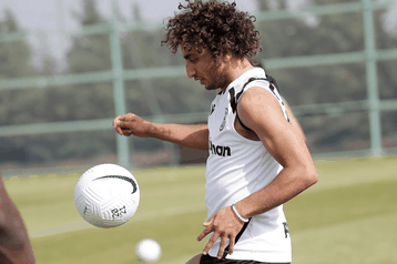 Διαψεύδει τις φήμες με story ο Ουάρντα: «Σκ@@@ και fake news»